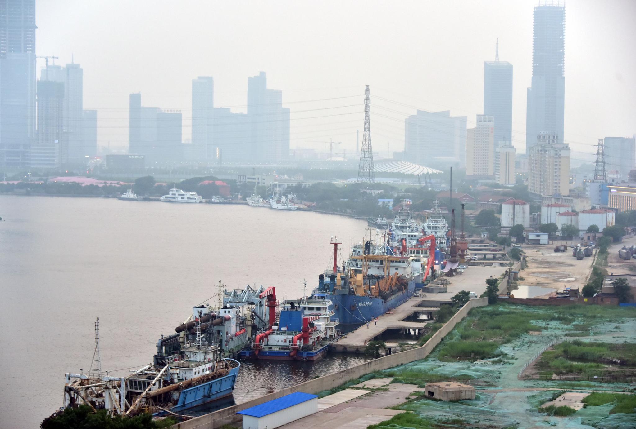 天津海河沿岸码头.摄影/章轲